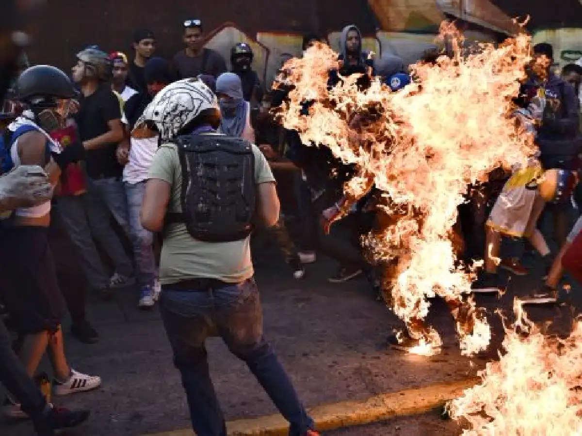 Venezuela: quemaron vivo a un hombre y denuncian a opositores 