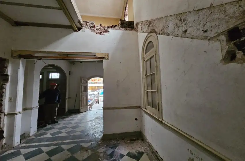 Obrero cayó de una escalera móvil y fue trasladado al HIGA