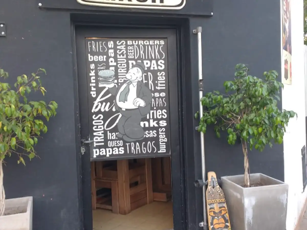 Robaron en una  hamburguesería: se llevaron cervezas y un queso