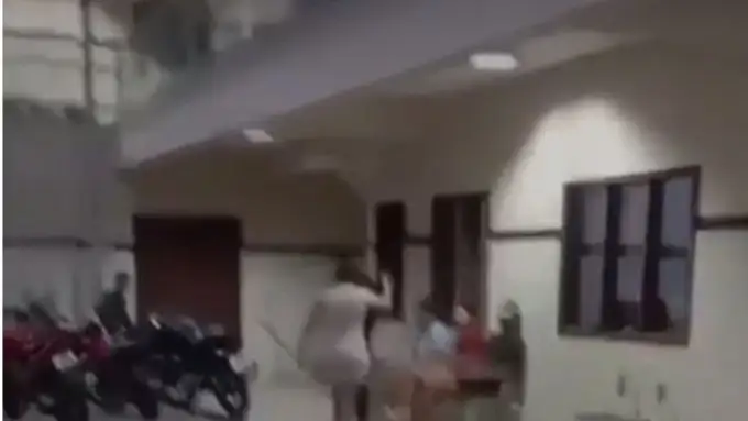 La mujer reaccionó con furia al encontrar a su hijo en la comisaría