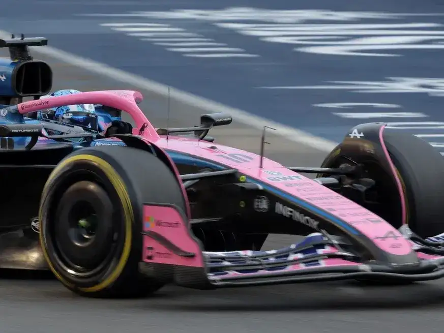 El equipo francés experimentó un nuevo mínimo histórico en Monza y Bakú, y es consciente de que la situación difícilmente mejorará en lo que queda de año. Crédito: Reuters/Anton Vaganov