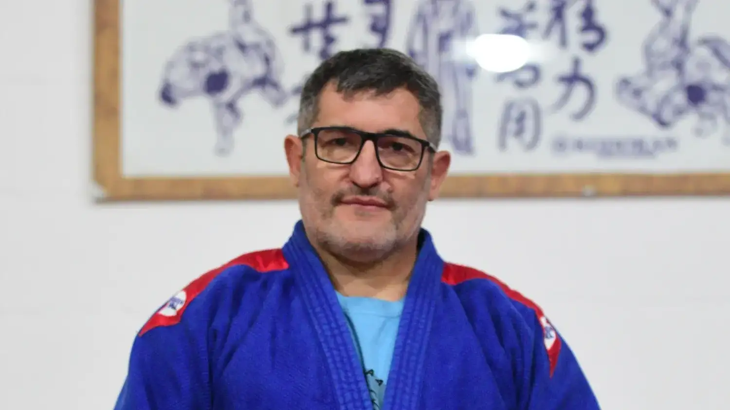 Alfredo Acosta, sobre el tatami de su centro de judo, donde formó generaciones de alumnos y construyó un espacio abierto a la inclusión.