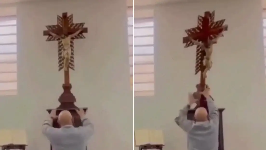 Un sacerdote se salvó de ser aplastado por una pesada cruz.
