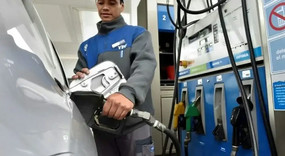 El ajuste responde al avance del crudo Brent, que superó los 104 dólares por barril.