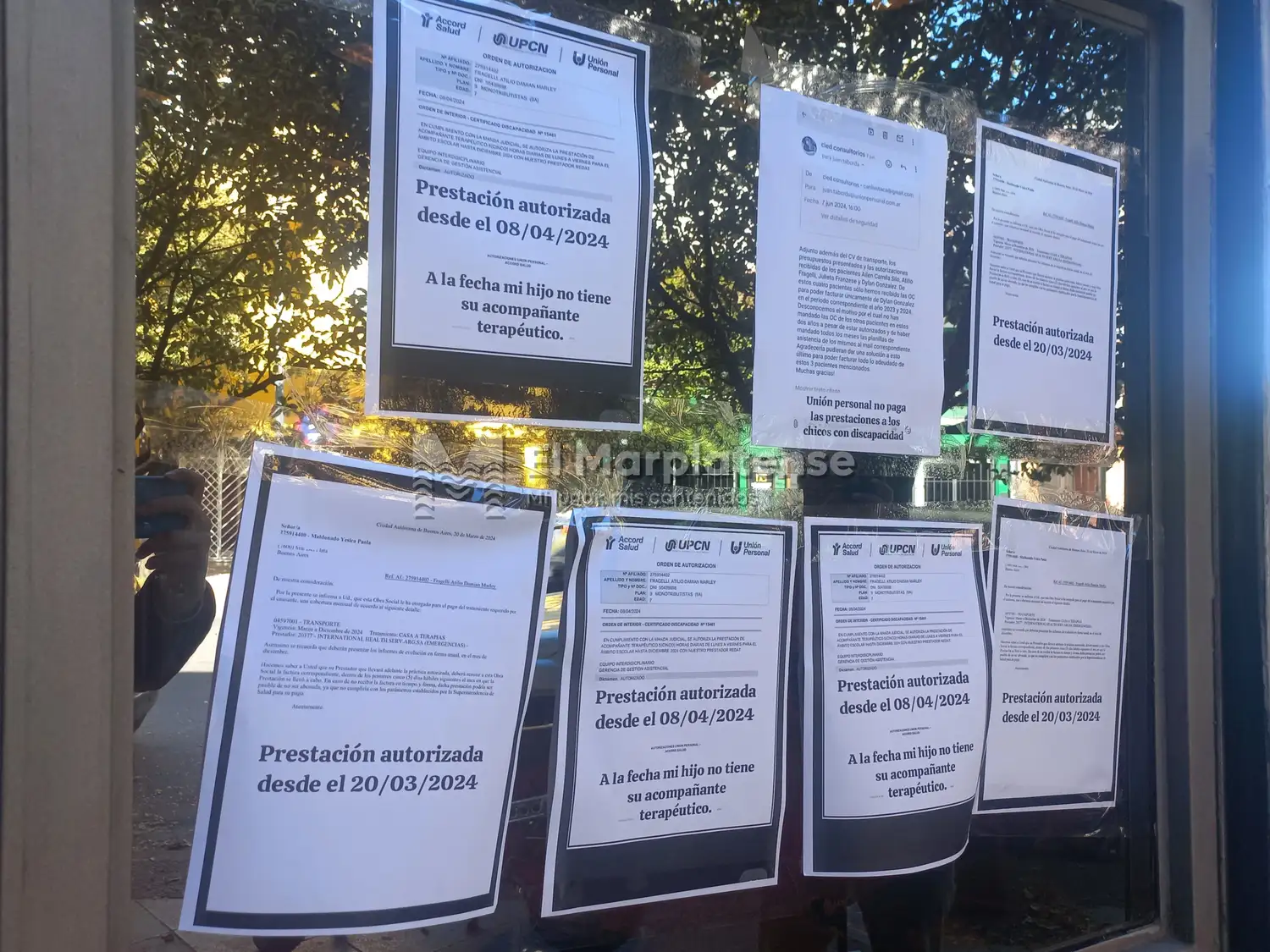 Los carteles fueron pegados por la madre del niño afectado.