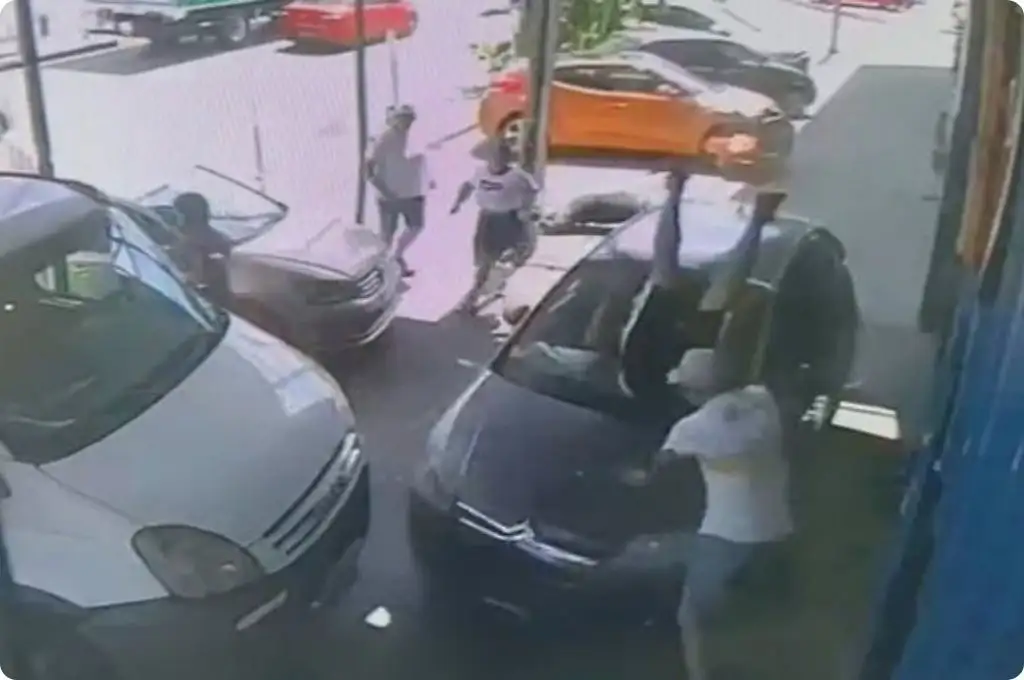 Tras una discusión, atropelló a varias personas