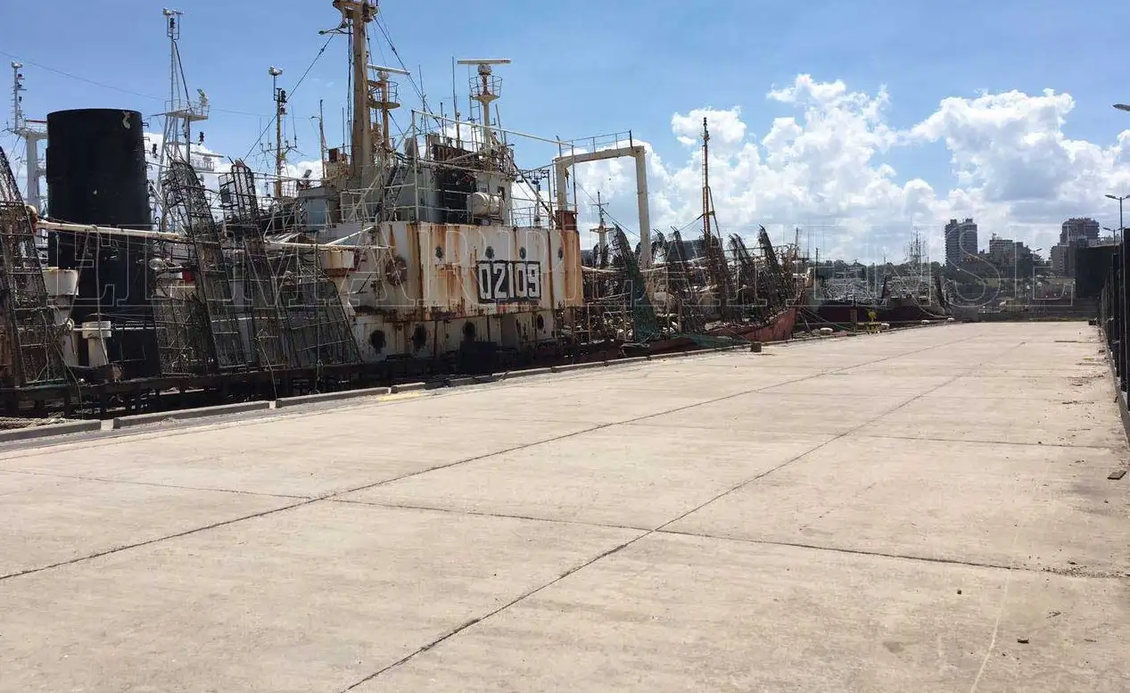 Empleados de una cooperativa tomaron un barco en la ex Terminal de Cruceros