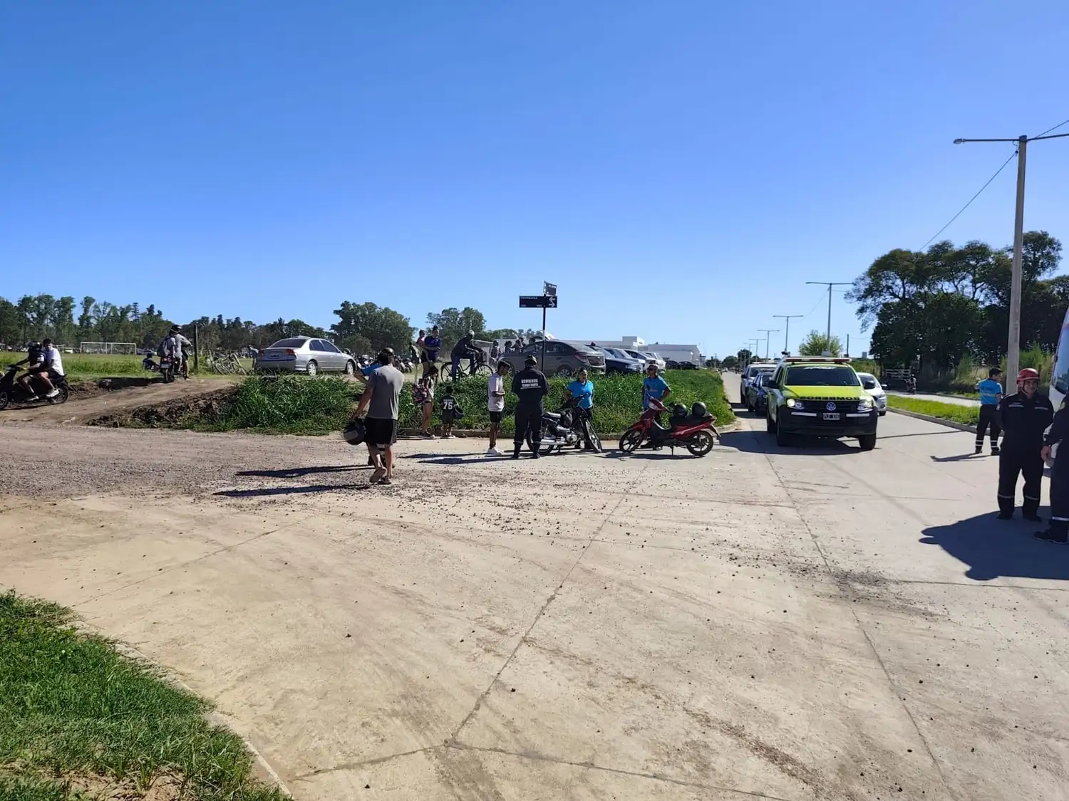 Los servidores públicos trabajando en el lugar del accidente.