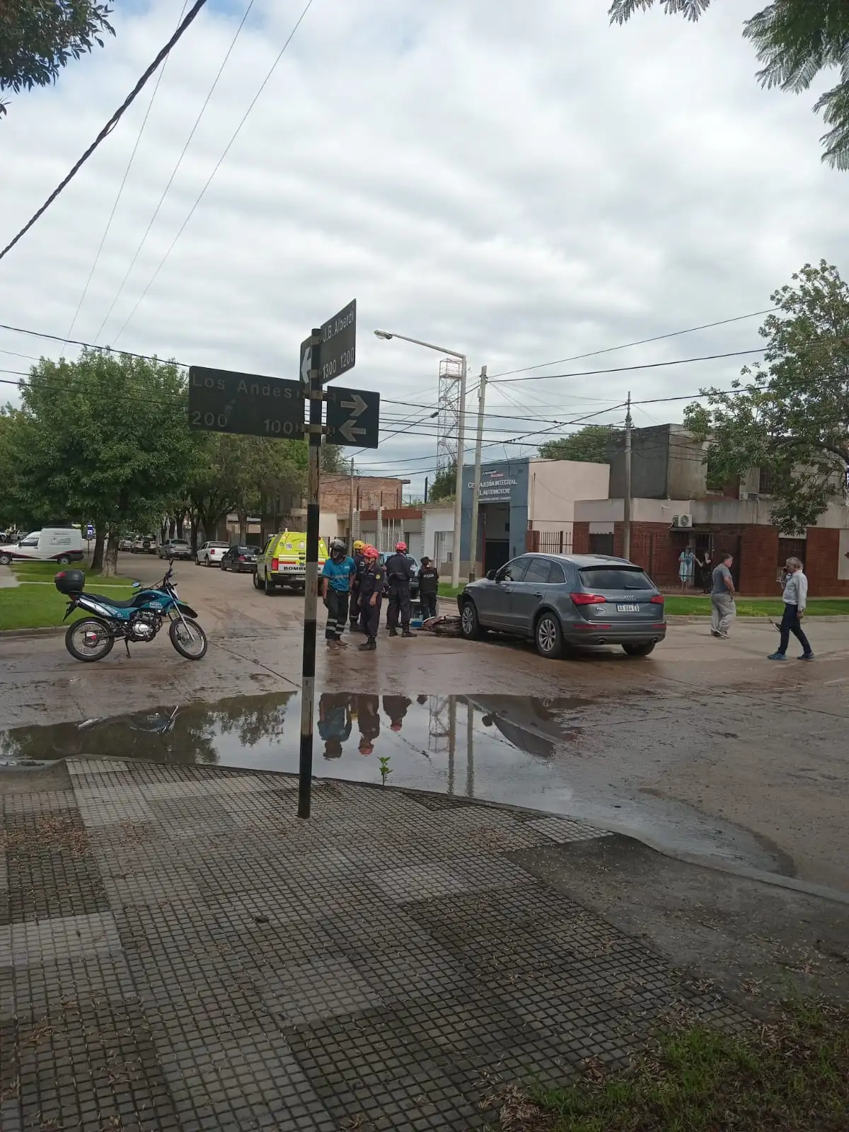 La moto quedó debajo del automóvil.