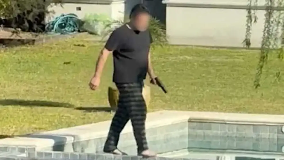 El momento en que un hombre apunta y dispara en dirección a un carpincho quedó registrado en video y generó repudio entre vecinos y organizaciones proteccionistas.