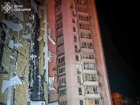 Según informó Oleh Kiper, jefe de la administración militar de Odesa, el ataque dañó un ambulatorio infantil, una guardería, edificios residenciales y automóviles.