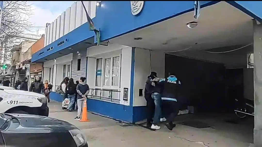El sujeto  exhibió arma de fuego junto a un cuchillo al comerciante y se llevó 900.000 pesos en efectivo.