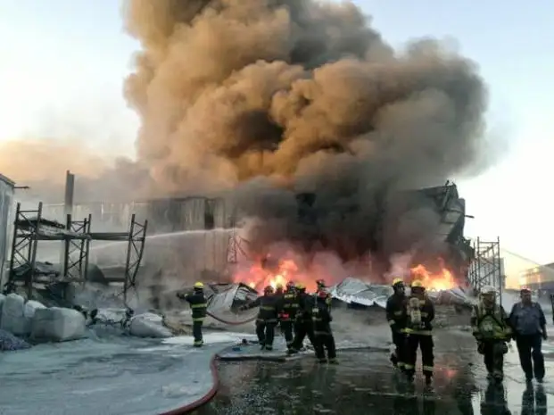 Una fábrica de plásticos fue devastada por un incendio en la zona sudoeste de Rosario