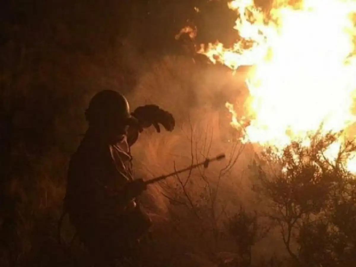 Seis cuarteles de bomberos combaten un nuevo incendio en Córdoba