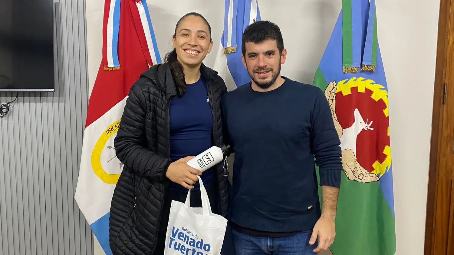 La deportista, Mimi Sosa, junto al intendente Leonel Chiarella.
