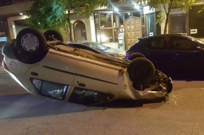 Un joven volcó con su vehículo tras chocar tres autos
