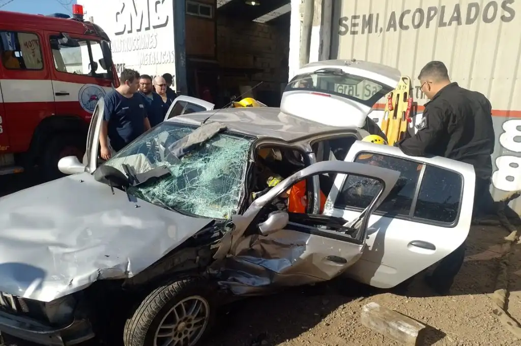 El auto voló 40 metros hasta la vereda de un taller mecánico tras la colisión.