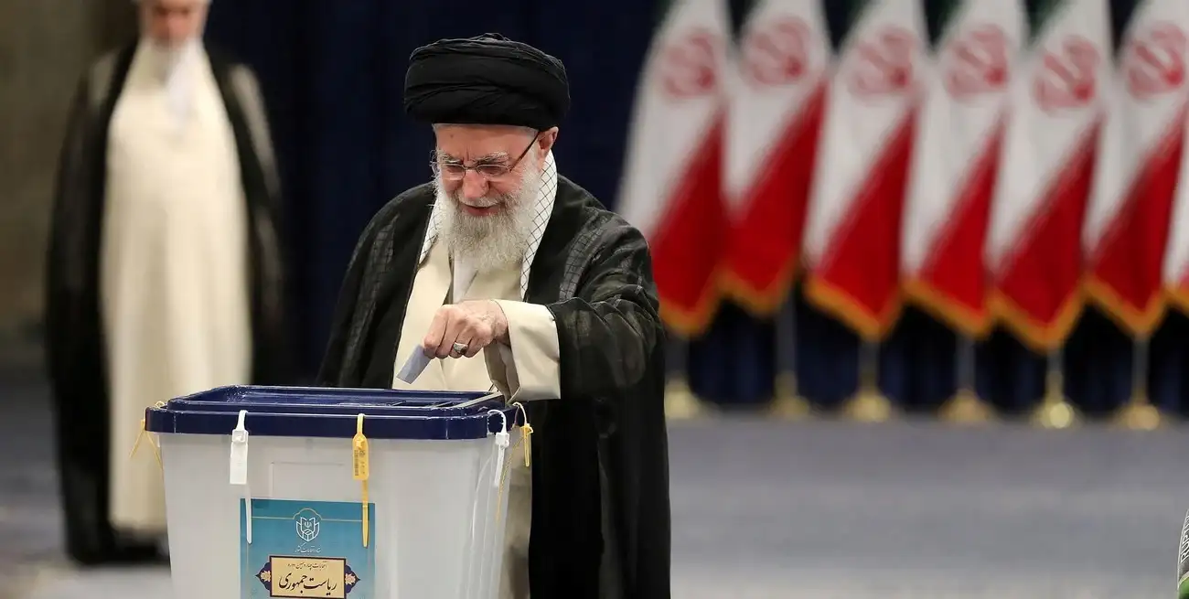 El líder supremo de Irán, el ayatolá Ali Jamenei, vota durante las elecciones presidenciales. Crédito: REUTERS.