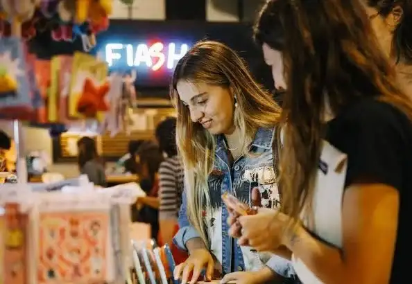 Con una impronta colorida, artesanal y lúdica, la feria busca celebrar la llegada de la primavera a través de la creatividad.