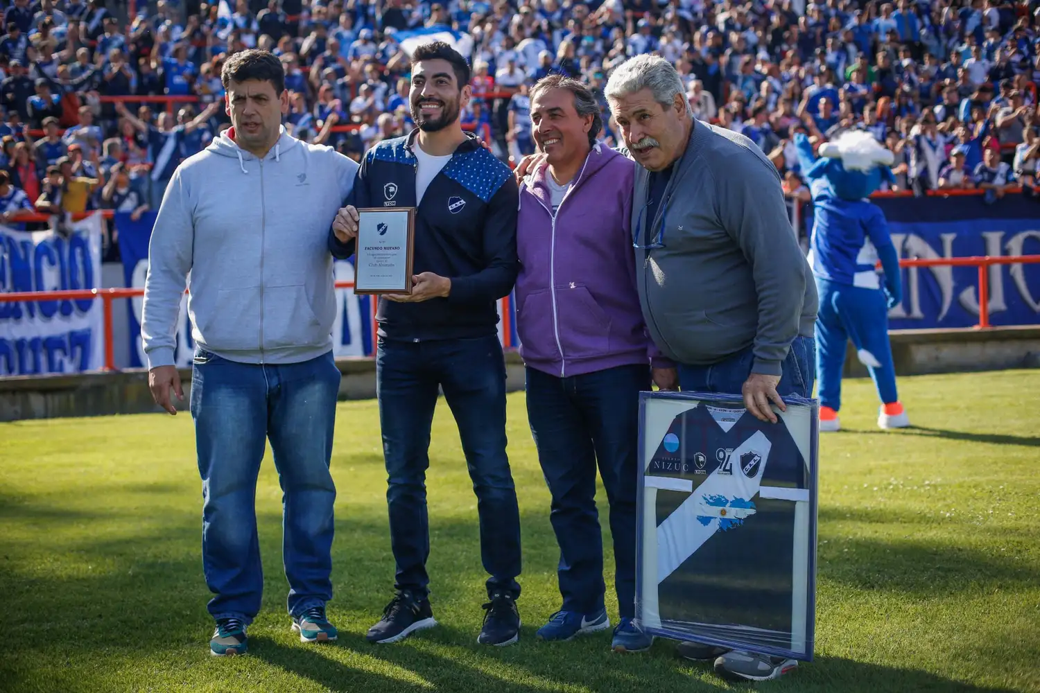 Moyano dejó la presidencia y recibió un reconocimiento de Alvarado