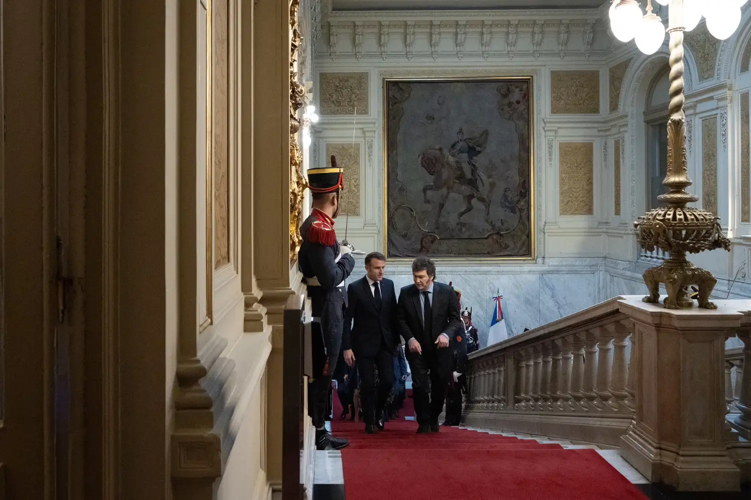 Ambos salieron a saludar en el balcón de la Casa de Gobierno.