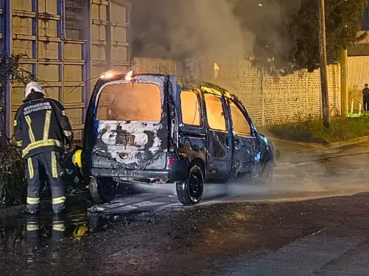 Un automóvil Renault Kangoo se incendió en barrio Cottolengo.
