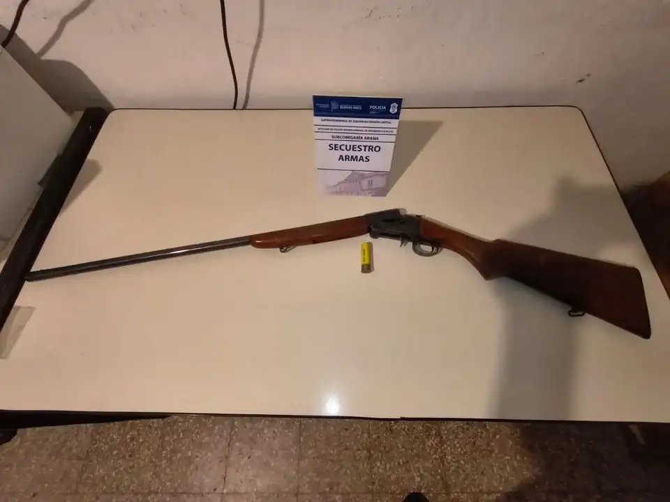 Una escopeta fue incautada por la Policía.