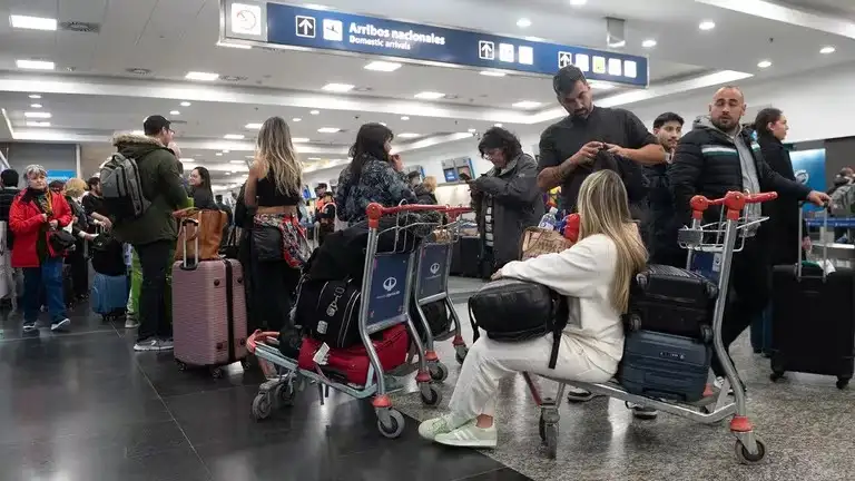 El desánimo de los usuarios que iban a volar y no pudieron por el paro aeronáutico