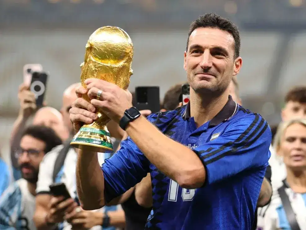 Scaloni con la copa del mundo de Qatar 2022