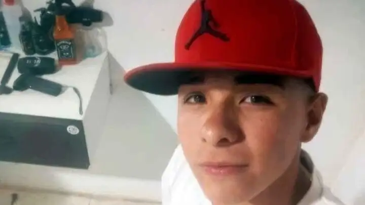 La víctima, identificada como Brian Cabrera, habría discutido con un hombre mayor que, acompañado por una mujer, sacó un arma y le disparó en varias ocasiones.