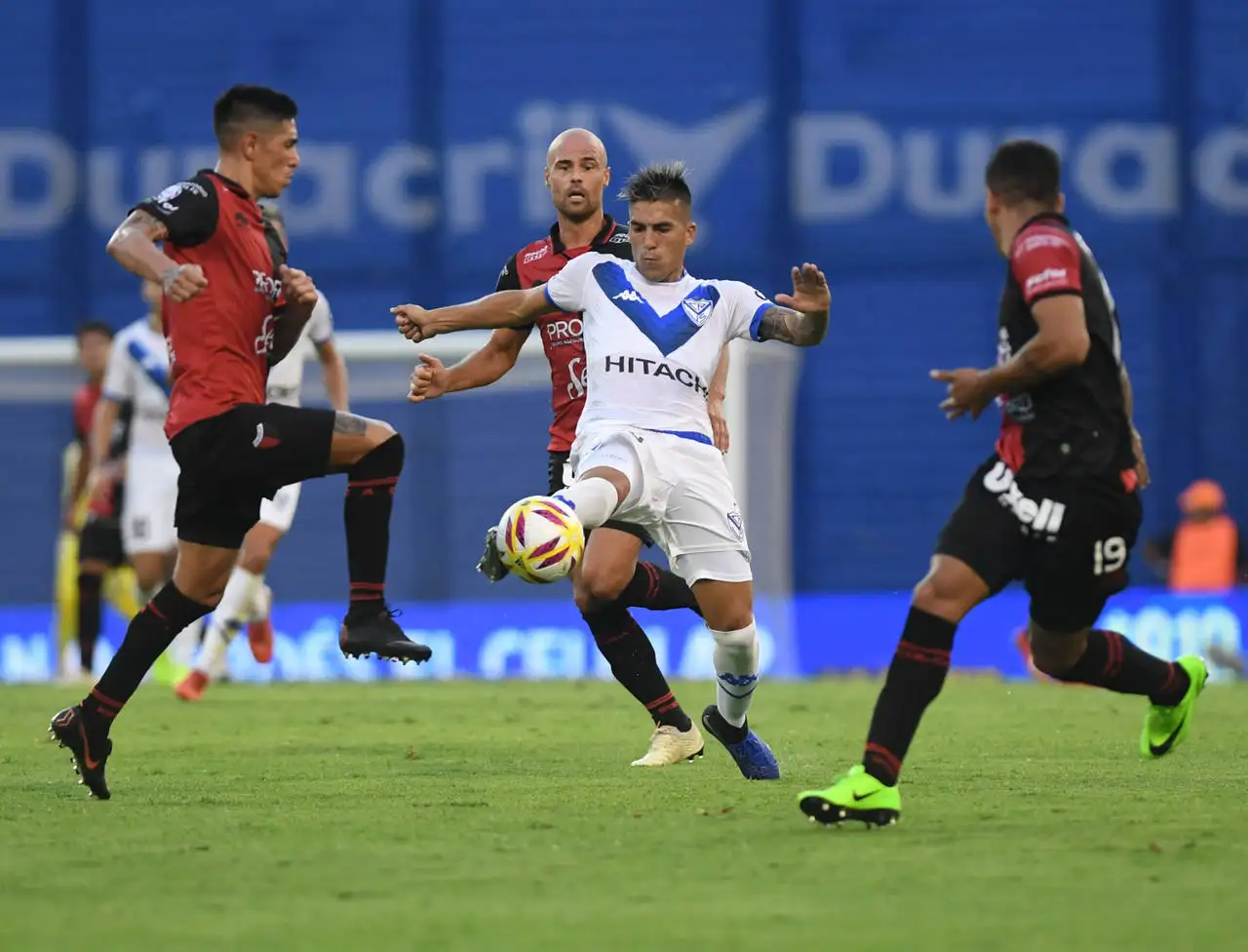 Colón rescató un empate en su visita a un duro Vélez