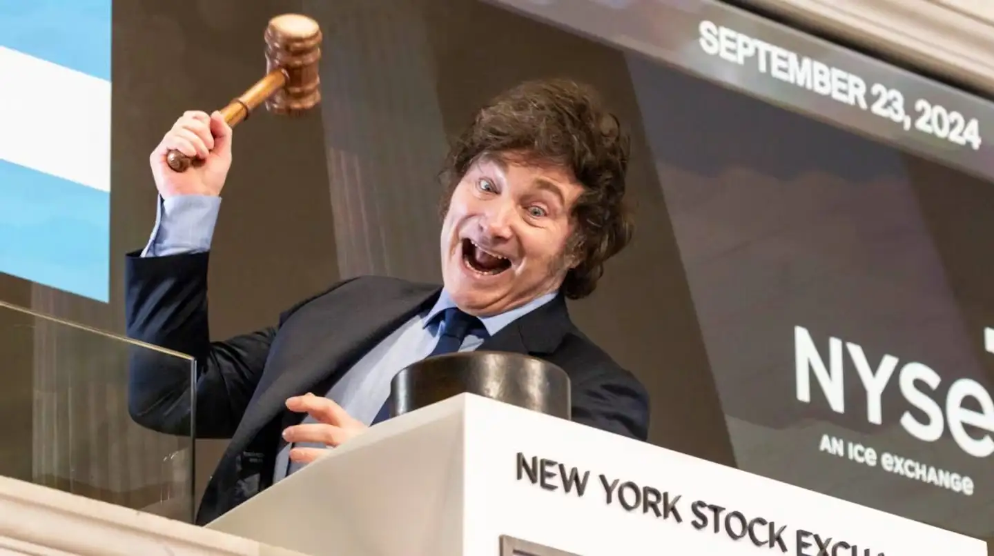 El presidente Javier Milei dio inicio a las operaciones en Wall Street, Nueva York, con el tradicional toque de campana. (Foto: EFE - EPA - Justin Lane)