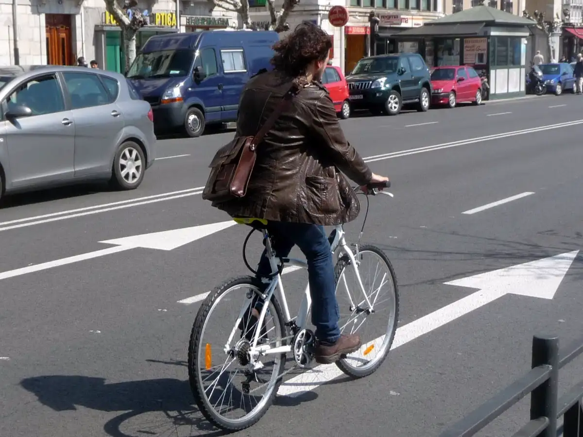 Ir en bicicleta a trabajar reduce riesgos cardíacos y de tumores