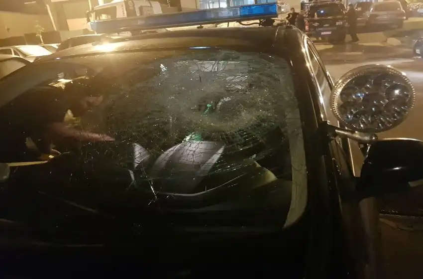 Rosario: le arrojó con un adoquín a un patrullero y fue detenido