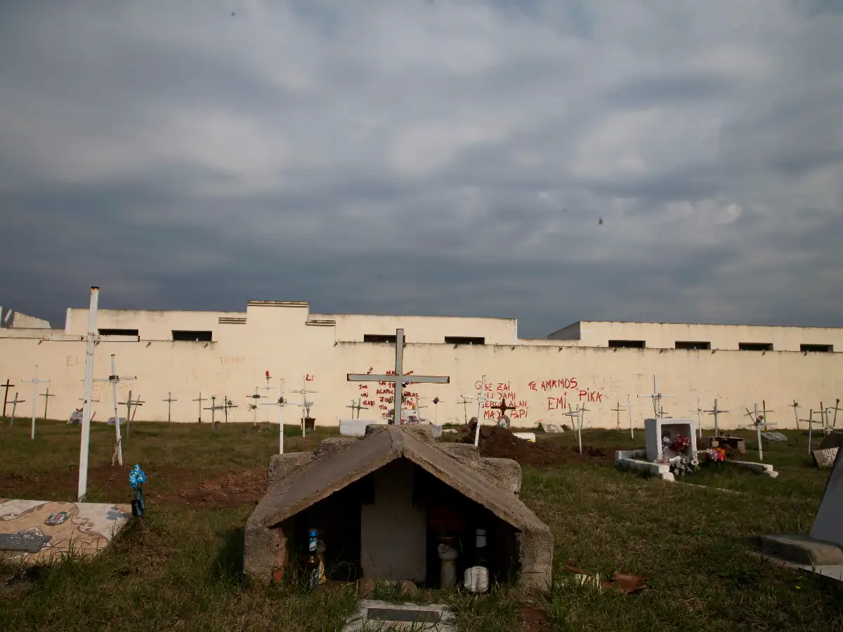 El costado menos conocido del cementerio, donde se recibe a la muerte bajo tierra 