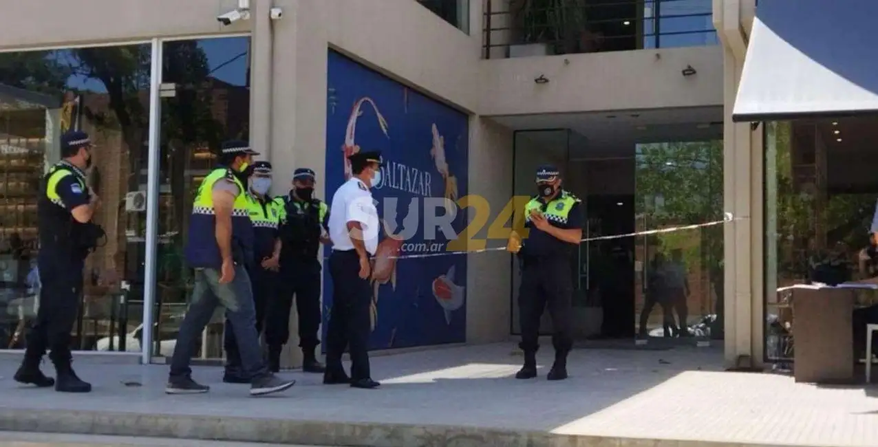 Ingresó a una oficina y le disparó a una mujer en la cabeza