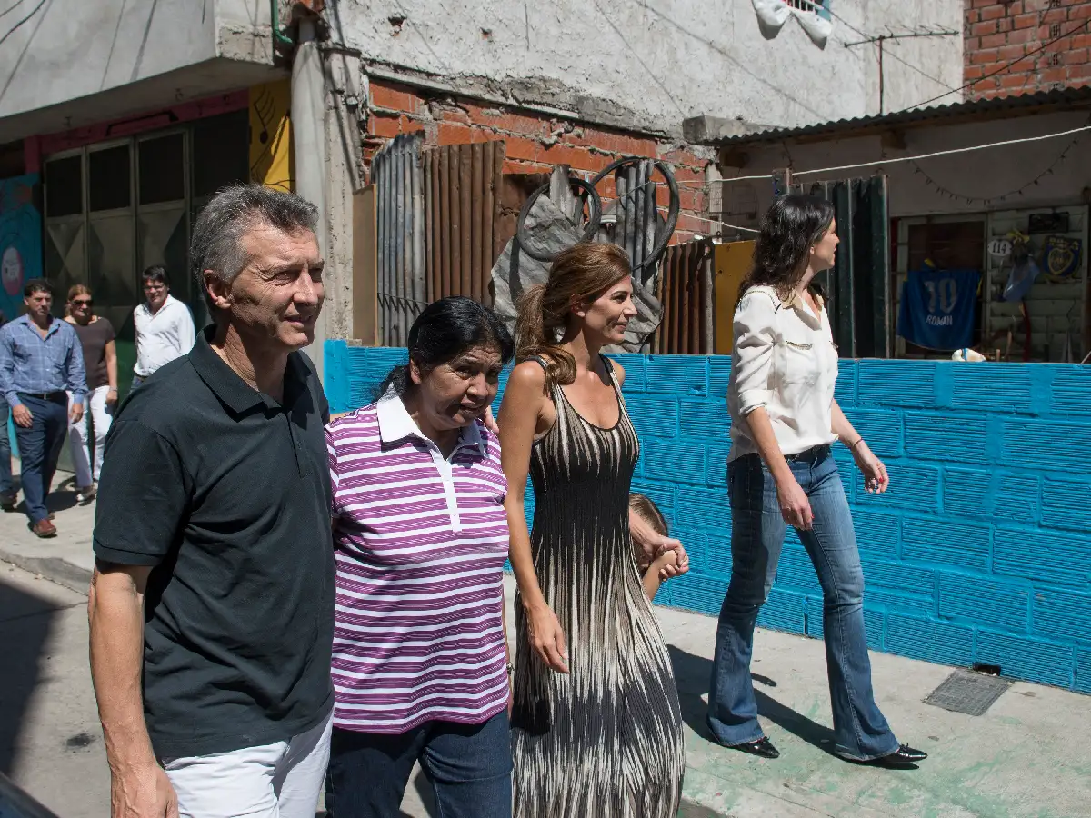 El presidente Macri, con su familia y funcionarios, visitó antes de la Navidad el comedor Los Piletones y mañana viaja a Villa La Angostura