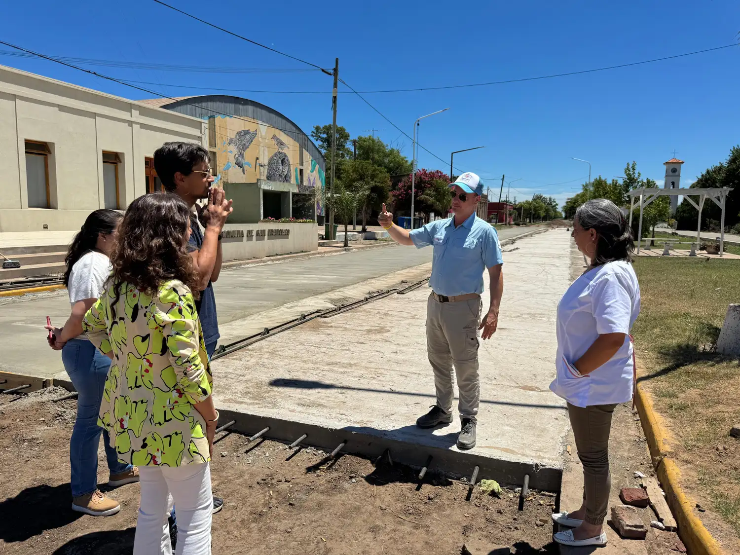 Se concretó la primera cuadra de pavimento en San Francisco.