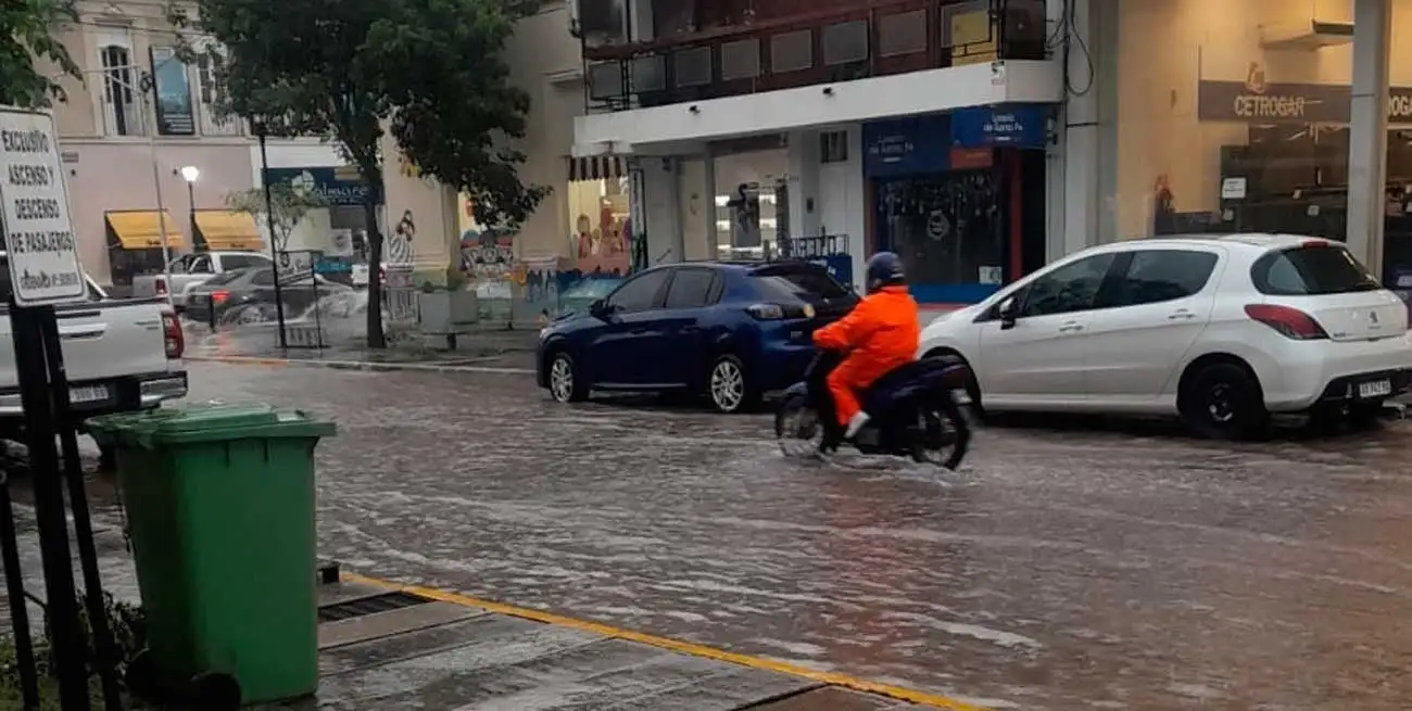 Calles anegadas por las intensas lluvias en Reconquista.