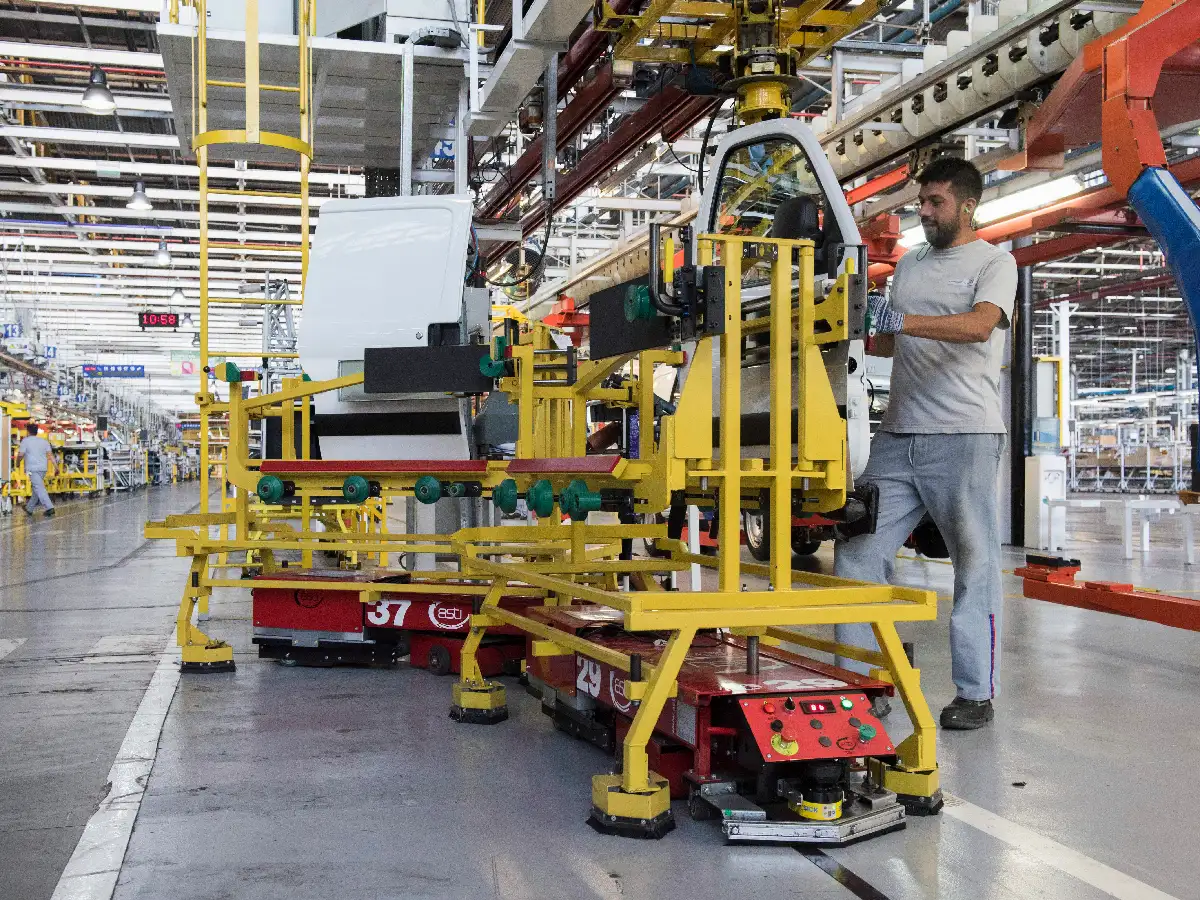La actividad industrial cayó 6,9 % en junio