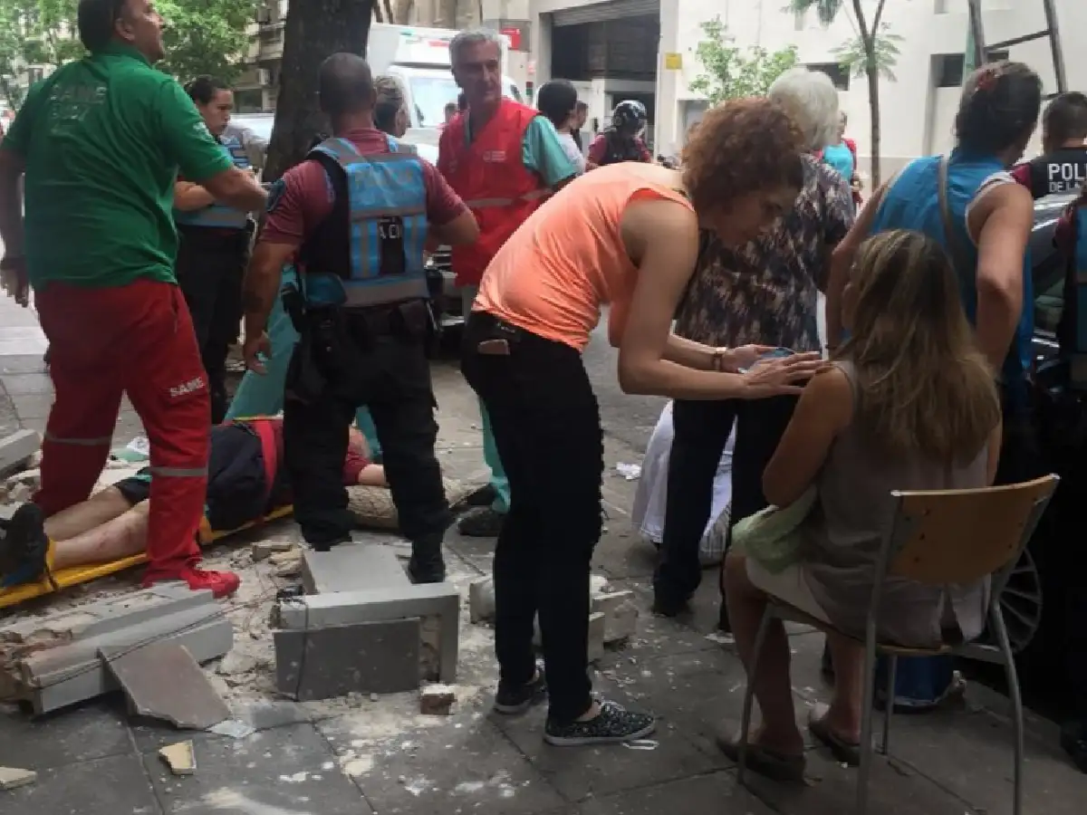 Cayó el balcón de un edificio en Recoleta: hay tres heridos