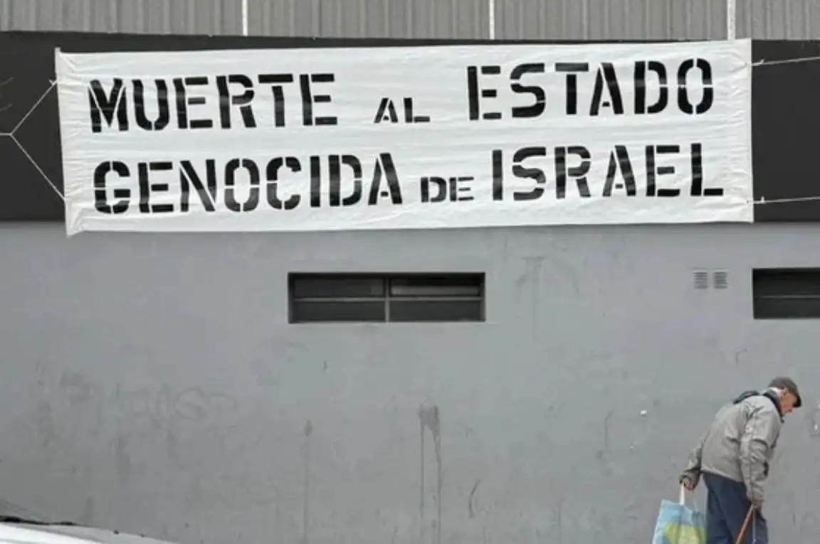 Simpatizantes de All Boys llevaron un ataúd con la bandera de Israel,