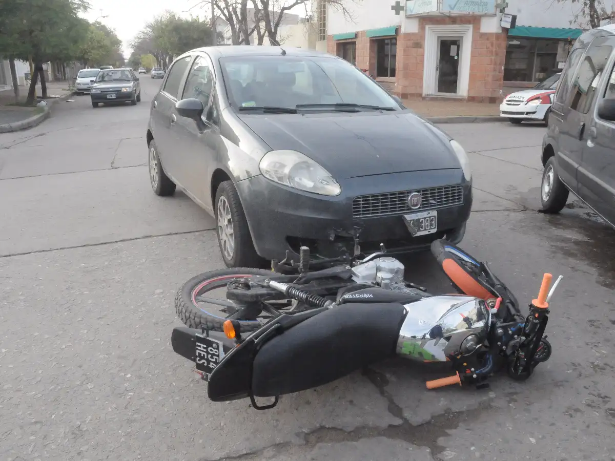 Dos motociclistas con lesiones de gravedad al chocar con un automóvil 