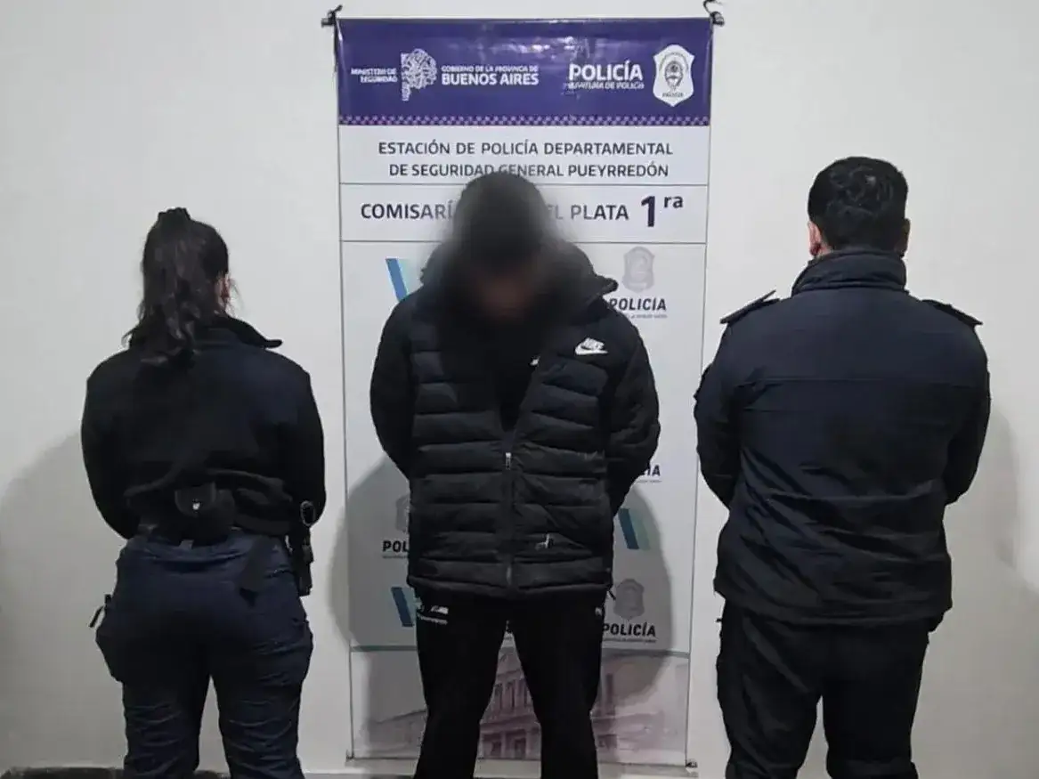 El procedimiento se realizó en Teodoro Bronzini y Chacabuco, donde un hombre fue aprehendido tras negarse a brindar sus datos personales, según informó la Policía.