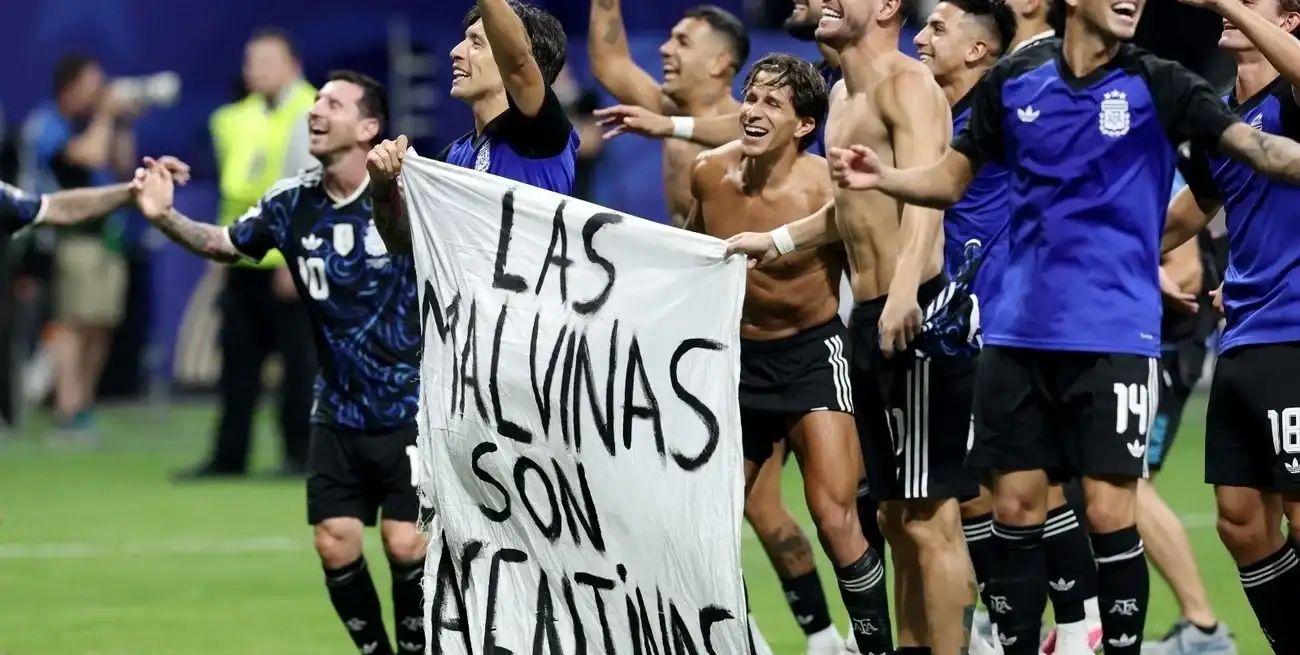 Los jugadores de la Selección Nacional con la bandera por Malvinas.