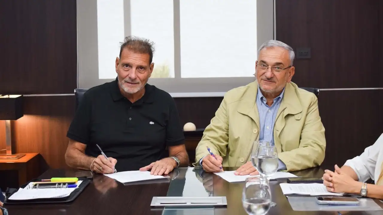 El senador Calvo y representantes de la Fundación Seom firmaron un acuerdo para capacitar a