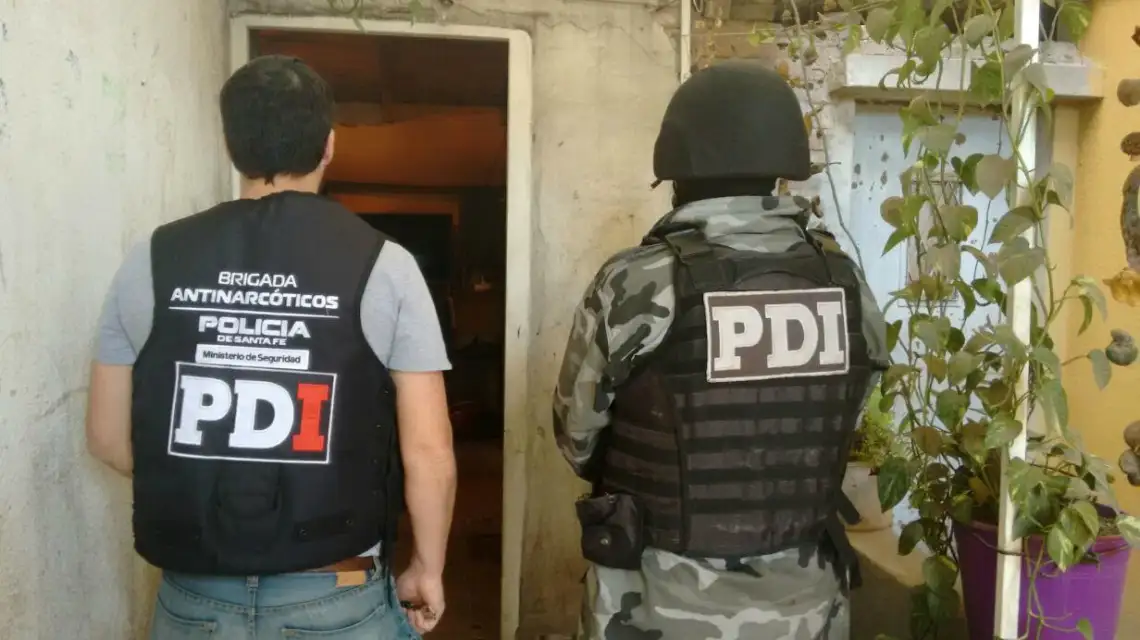 La policía secuestró cocaína fraccionada en cinco allanamientos