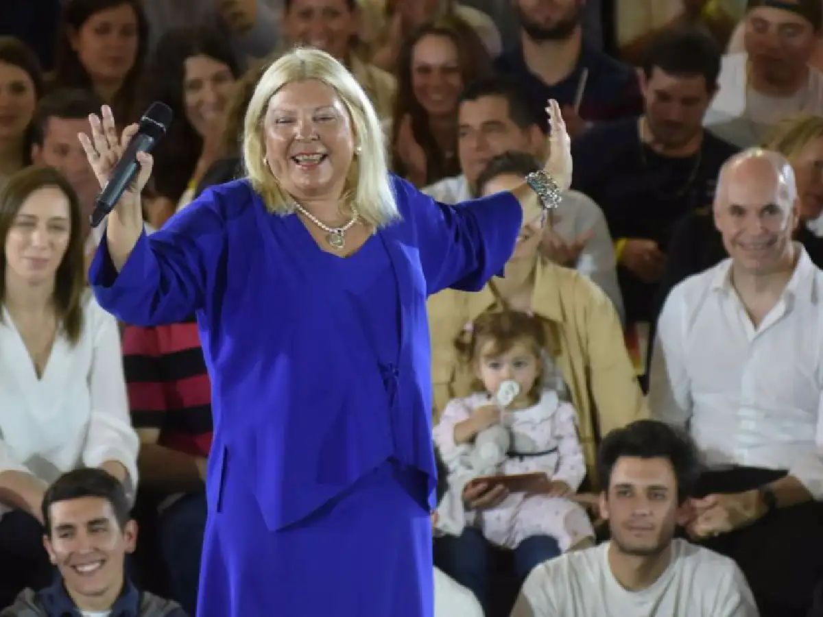 Carrió: "no podría votar a Lavagna porque es aburrido, soberbio y usa soquetes"