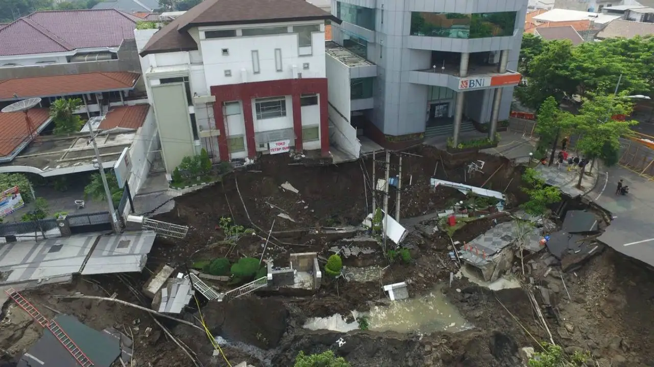 La tierra se “tragó” una avenida en Indonesia