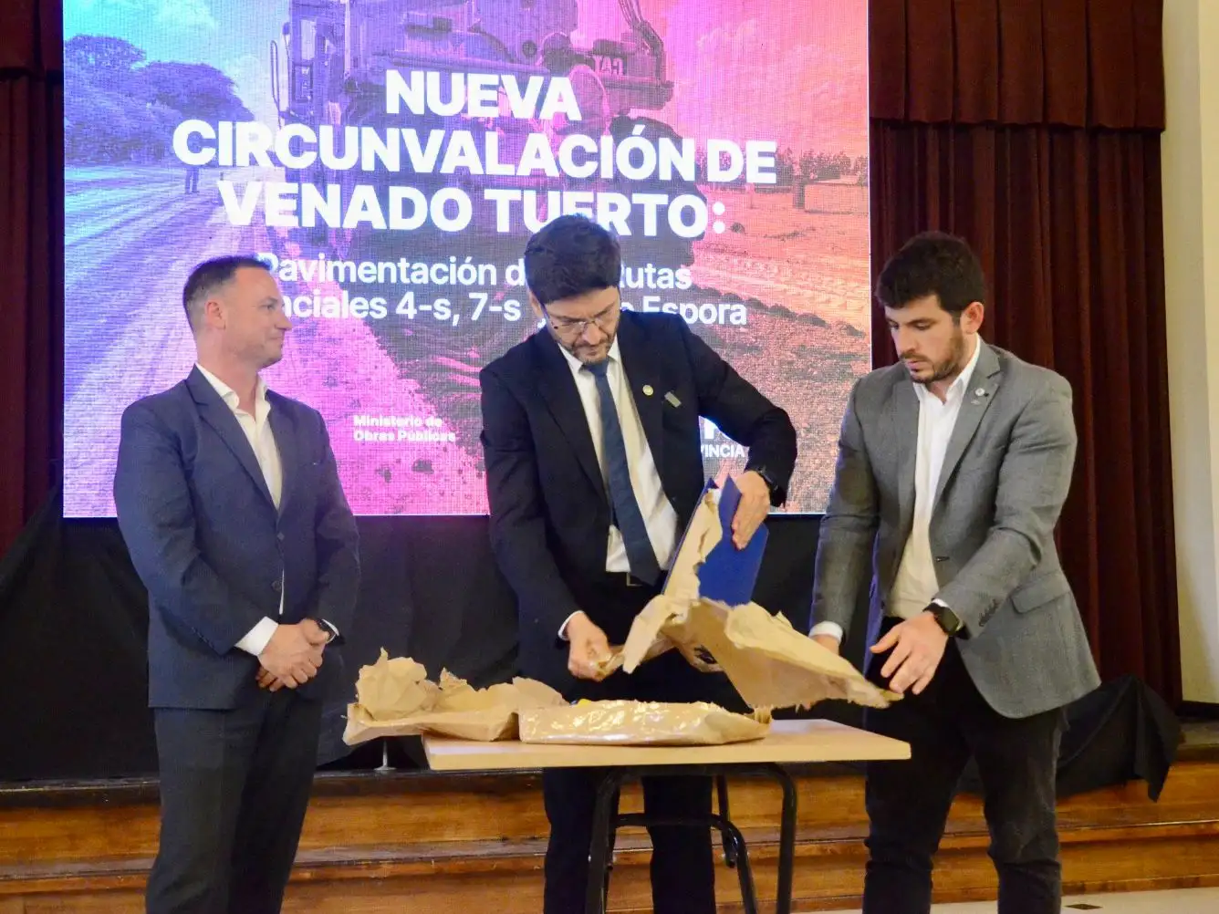 Enrico, Pullaro y Chiarella en la apertura de sobres de la licitación de la avenida Circunvalación.